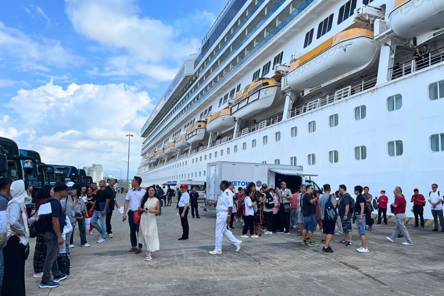 Cruise passengers arriving at Halong International Cruise Port