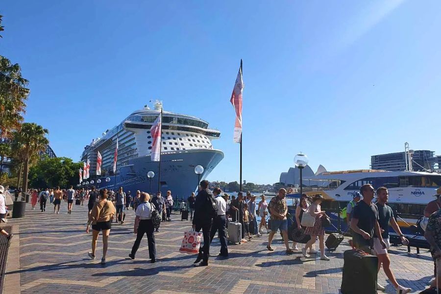 Cruise passengers arriving in Sydney