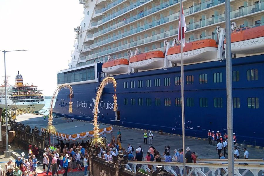Cruise passengers disembarking at Benoa Port