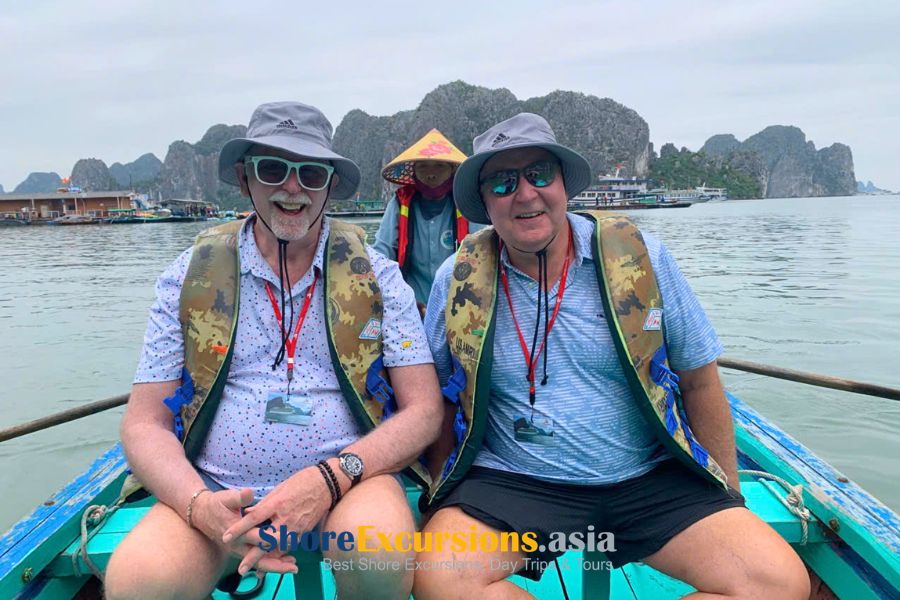 Cruise passengers in Ha Long Bay