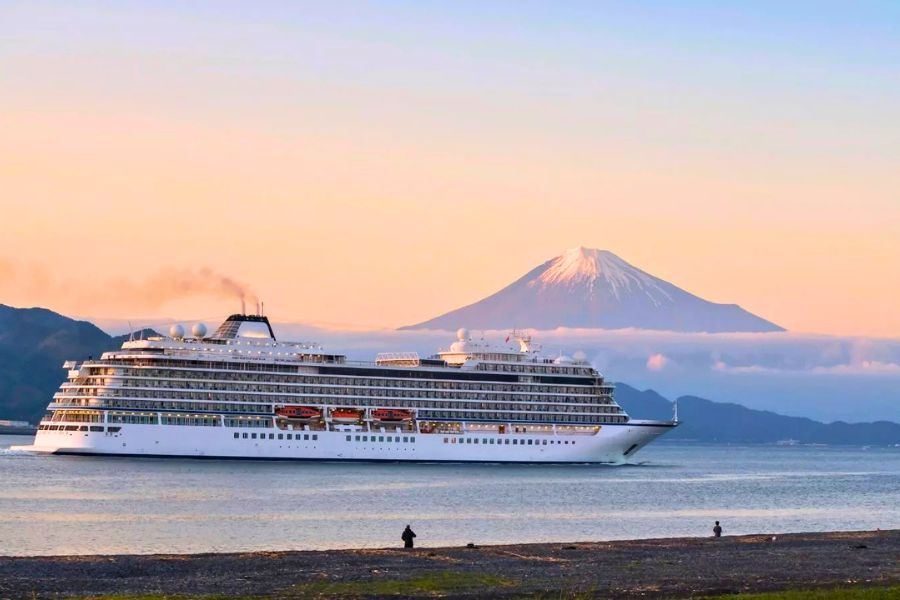 Cruise ship departure timing for a safe return to port