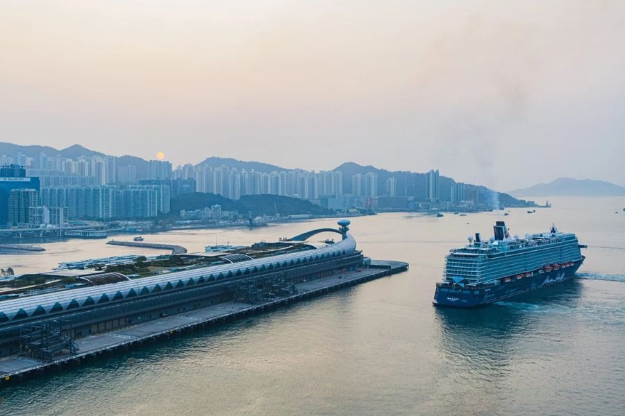Cruise ships in Victoria Harbour