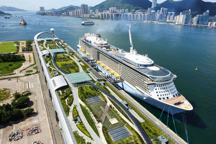 Kai Tak rooftop park and cruise ship