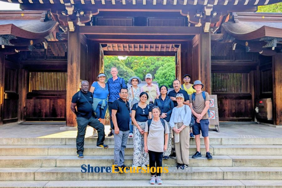 Shore Excursions Asia guests on a guided shore excursion