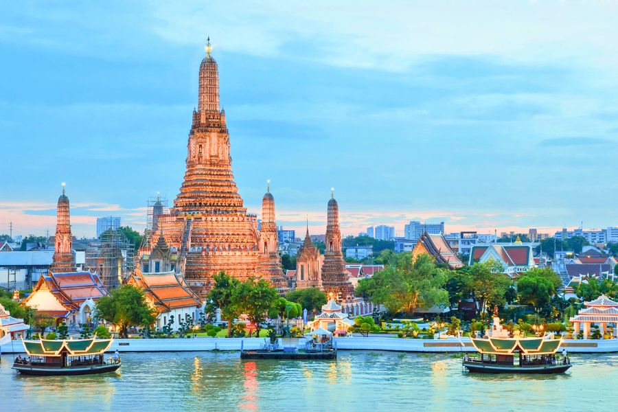 Bangkok Wat Arun before a cruise