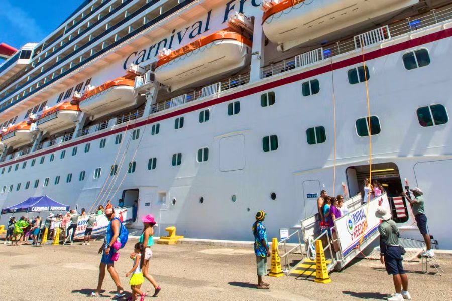 Cruise passengers leaving the ship