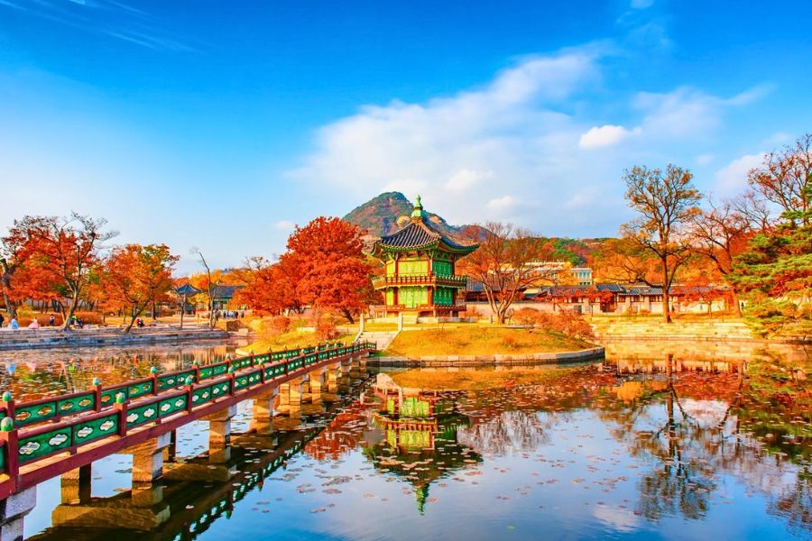 Korean palace autumn foliage