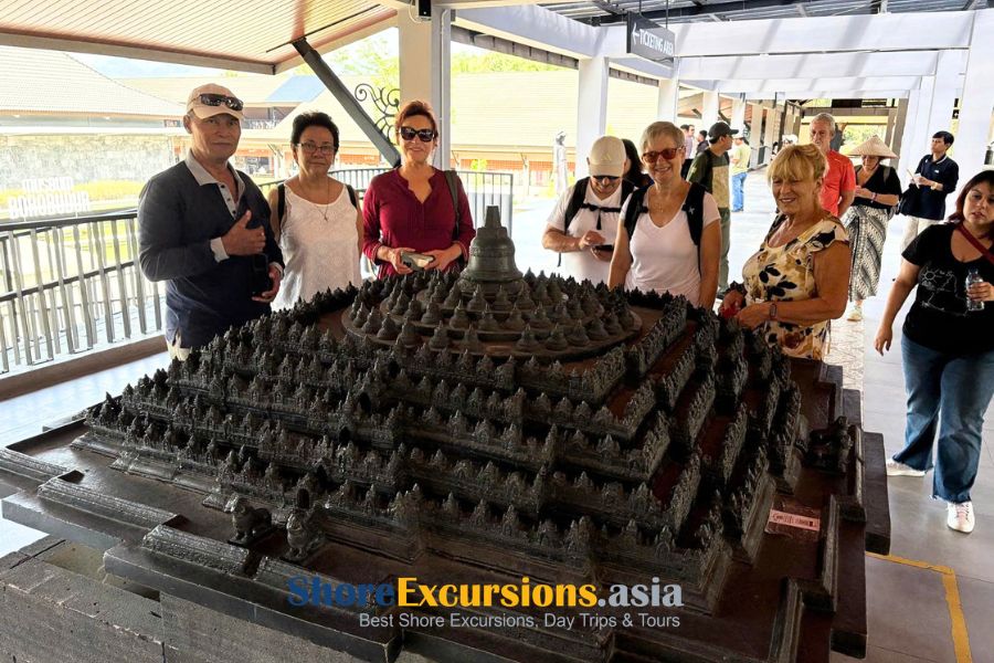 Cruise guests enjoying private Indonesia excursions